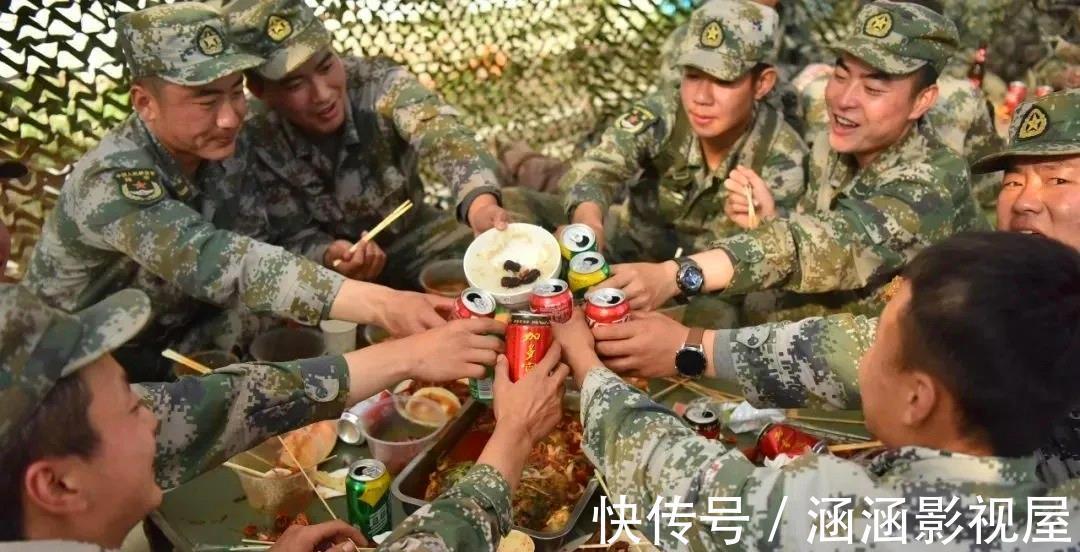 牛羊|牛羊海鲜管够，看完部队的聚餐后，网友小姐姐辛苦了，多吃点！