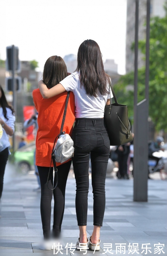 修身牛仔裤让你展现身材优势,轻松搭配出个性美!