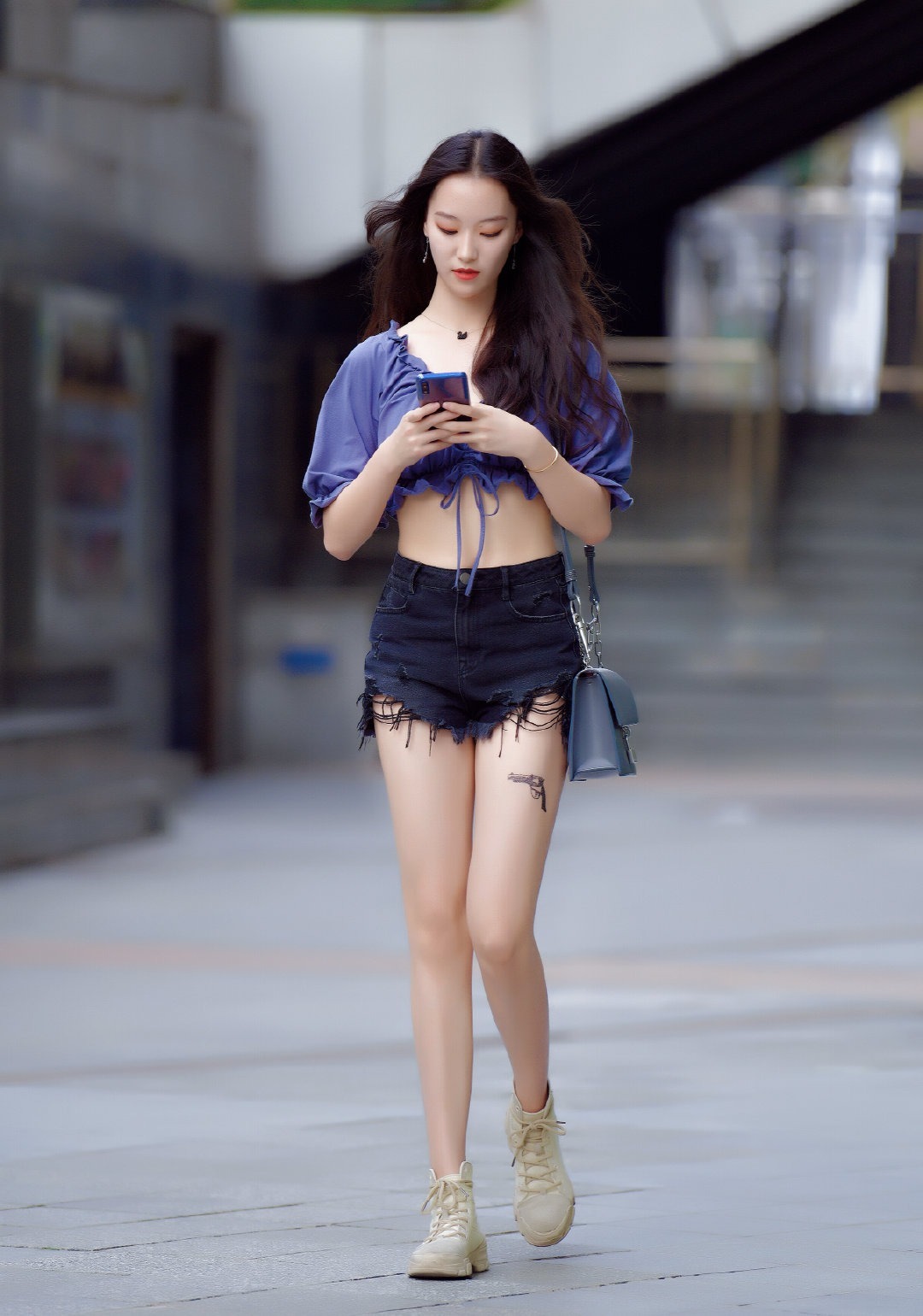 街拍：小姐姐身穿衣装时尚，秀出绝美好身材，凸显时尚气息