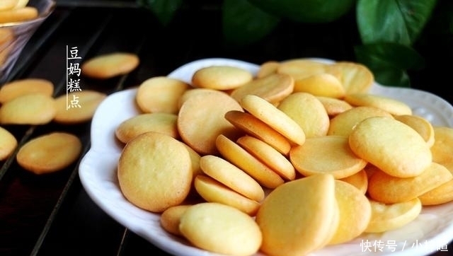 低筋面粉|不用一滴油,教你做鸡蛋小饼干,只需3种食材,口口香又酥