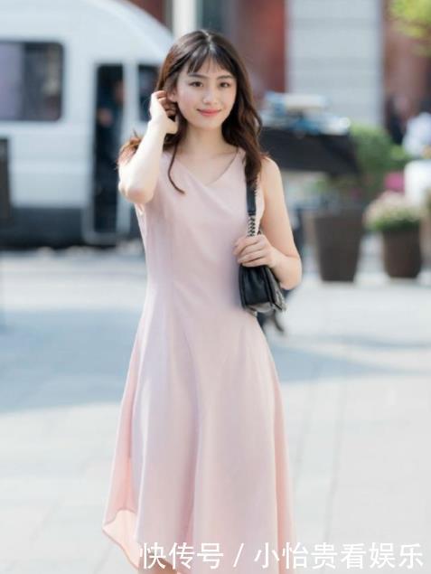 个个|街拍美图非常喜欢小姐姐们的这身打扮,个个青春洋溢且大方时尚