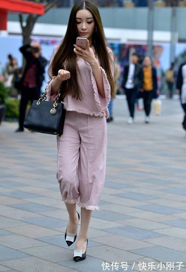 u领 披肩秀发的一字肩打底裤美女,风格多样又舒适耐看