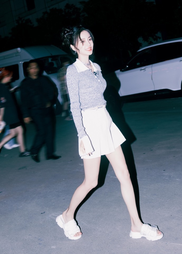 上衣|Angelababy当妈了少女感更强了,娃娃领上衣配小黑裤,俏皮又减龄