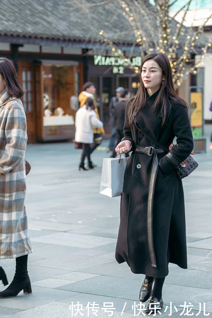 不过时的黑色大衣有多好穿?看了你就知道,给你冬日的法式优雅