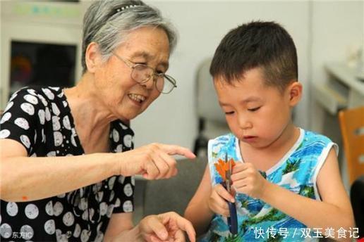 姥姥|大宝给乡下奶奶带,老二给城里姥姥带,3年后俩兄弟的差距比较大