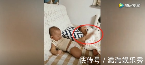 爸爸的爱|妈妈睡得正香,宝宝在一旁保护,爸爸故意挑事,宝宝的反应太可爱