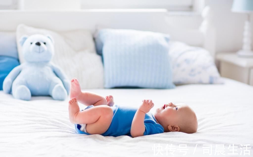脊柱|宝宝多大可以用枕头?有这几个信号发出 就可以给宝宝使用枕头了