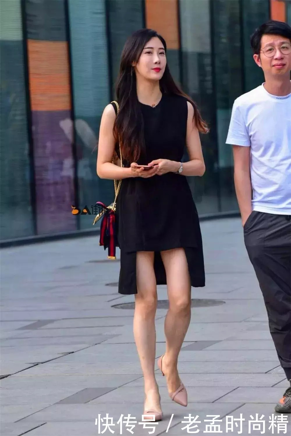 街拍: 高跟鞋搭配裙装, 能够让女性看上去更加优雅, 显得更有气质