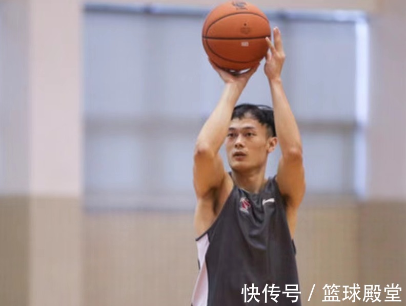 阿联|广东体测图!阿联+汤杰现身,赵睿夸张肌肉,双少太乖,徐昕变壮