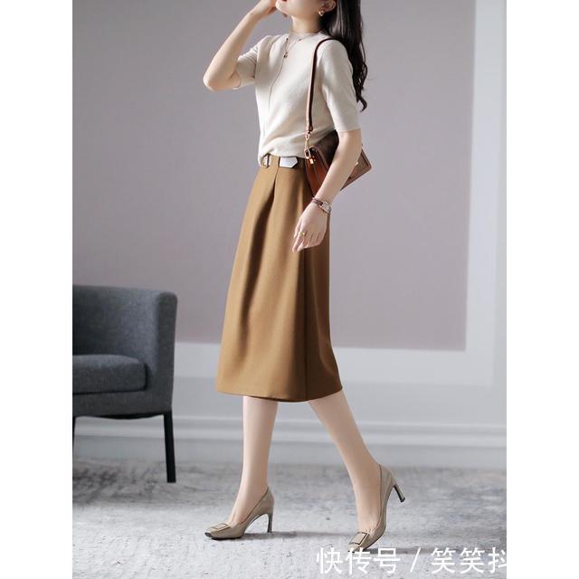 入秋不一定要穿裤子,试试今年流行的“丝黛裙”,藏肉保暖又洋气