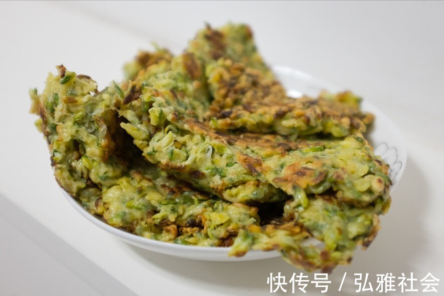 槐花|又到了吃槐花的季节,教你2个保存技巧,一年四季都能吃到鲜槐花