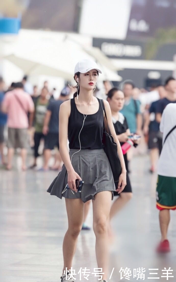 街拍：精致优雅气质的小姐姐，性感时尚简约随意很百搭！