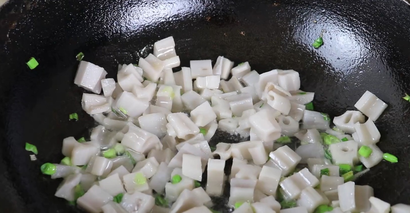 饭店的莲藕为啥好吃,大厨教你,别直接下锅炒,包你爽脆好吃