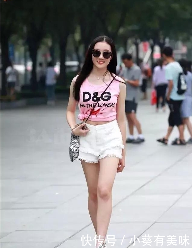 美图|街拍美图：修身轻熟的穿搭，魅力由你来掌控，性感中不失甜美