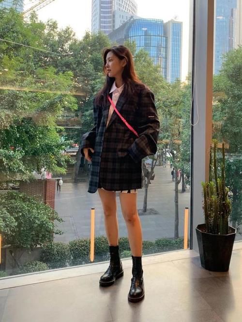最近流行穿“过膝裙+西装”，洋气显高又保暖，时髦精们也爱了