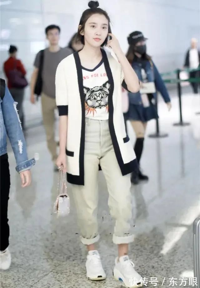 街头酷女孩 最近流行一种穿法,叫“九分裤+老爹鞋”,早春这么穿美极了!