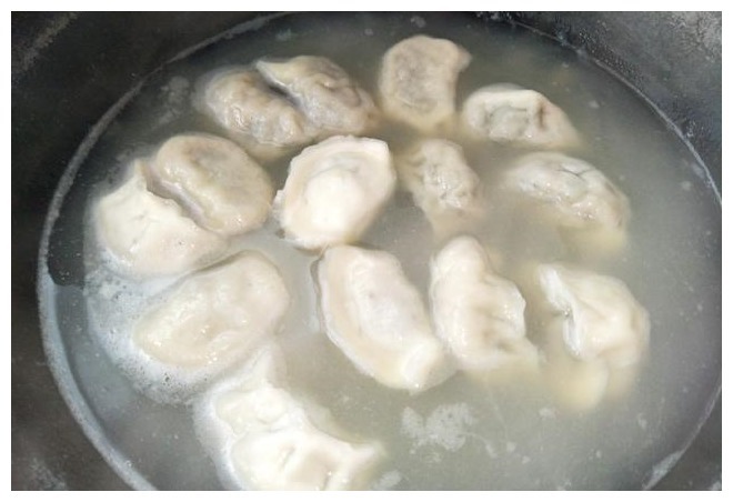 速冻饺子怎么煮用冷水还是热水，教你正确做法，不破皮不露馅