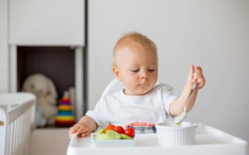 添加辅食后，孩子突然不爱吃饭？多半是你前期没准备好