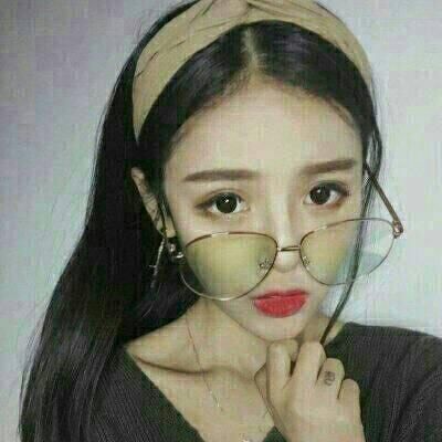 脸上有这三特征的女生,特别适合戴“圆框眼镜”,颜值会更加一等