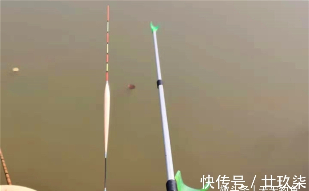 冬季钓鲫鱼,浮漂的选用原则,吃铅不是越小越好,漂尾越细越好!