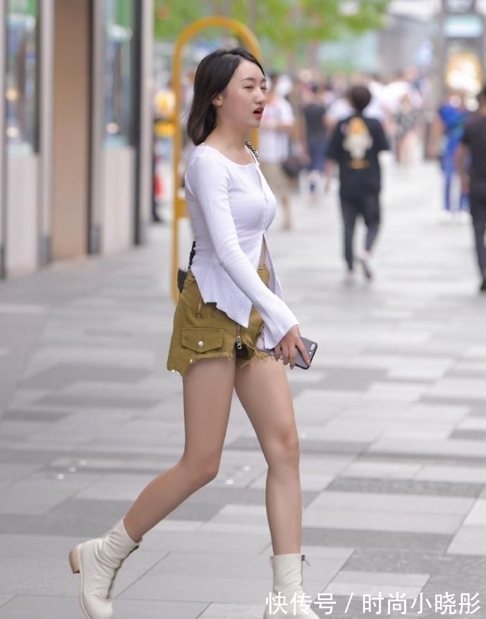 小姐姐 嫂子穿衣太省了,上衣拉链装裤子上,这下可能“凉快”了