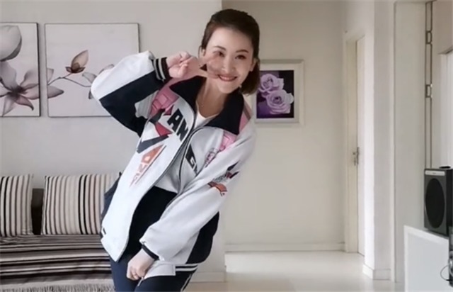 衣服|二胎妈妈穿孩子们的衣服,显得活力满满,网友:宝妈好年轻