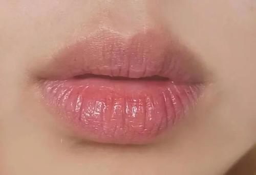 长期涂口红的女生，嘴巴这5个问题很明显，中两个就该注意了！