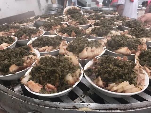 农村吃酒,酒席太丰盛,菜刚上桌,就把我吓坏了