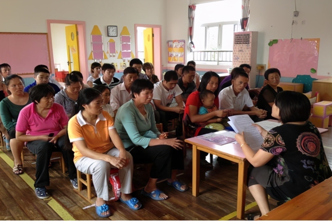 家长会|给孩子开家长会时,父母的三种打扮会让孩子抬不起头,别不当回事