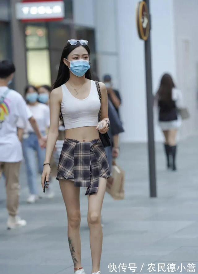 短裤 时髦精流行穿“裙装裤”,正看是裙背看是裤,想不引人关注都难!