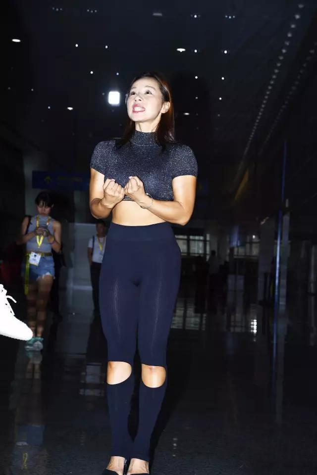 哑光的裤子真好看,让胖妹子散发不一样的魅力吧