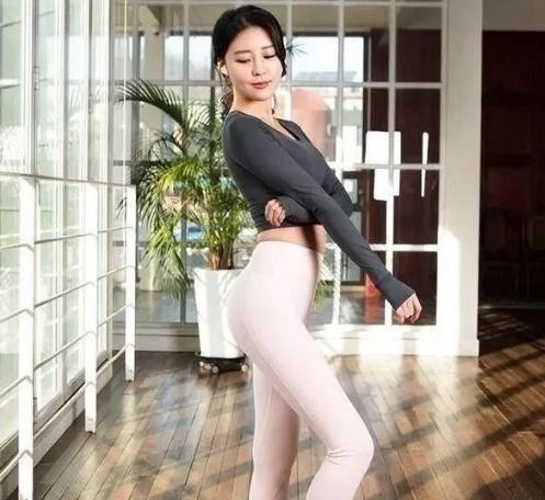 底裤|街拍性感紧身打底裤小姐姐,突出精致优雅气质!