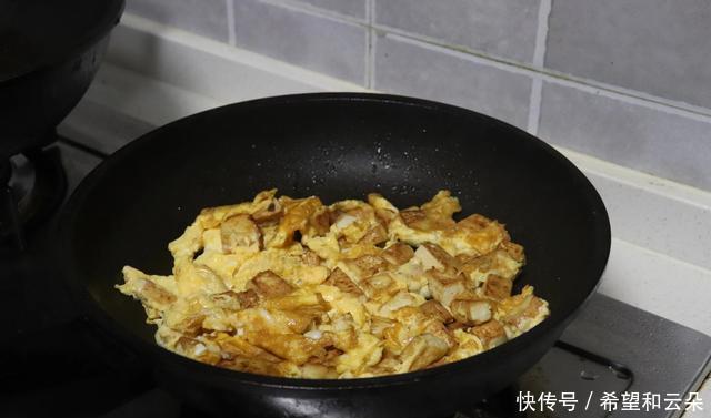 简单|豆腐放在鸡蛋里面,这道菜火了,做法简单零基础,好吃又好看