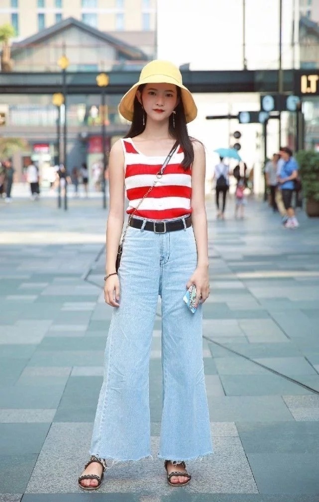 街拍：时尚靓丽的气质美女，灰色的连衣裙，很显优雅身姿