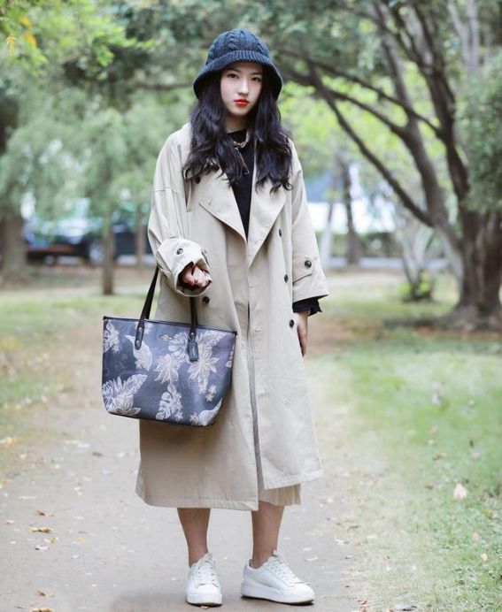 街拍：图二小姐姐气场全开，大长腿真吸睛，穿搭简单却很时尚