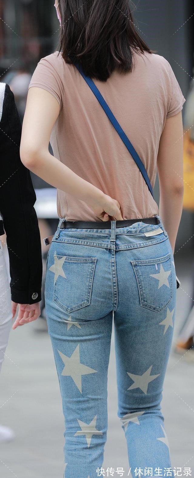 大长腿 打底裤的打扮颇具时尚品味,充满优美曲线!