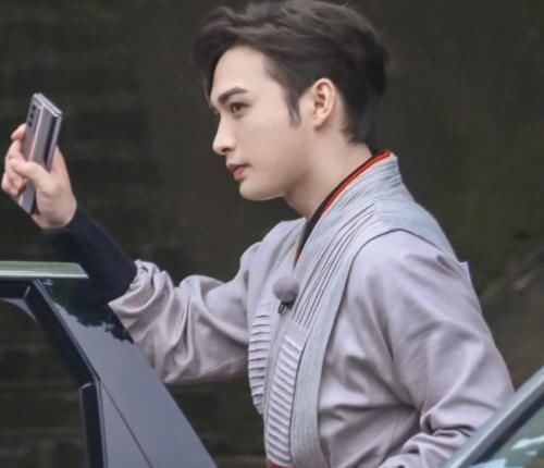 原以为蔡徐坤只适合现代造型，但他换上古装后，这才叫一眼误终生