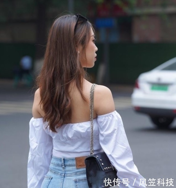 穿搭 齐肩衫搭配牛仔短裙,这才是胖妹穿搭的典范,神秘感十足