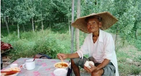 俗语“男怕柿子女怕梨,母猪最怕西瓜皮”,有什么道理