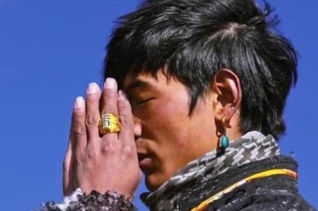 选秀节目|丁真所在国企拒绝他参加选秀和综艺,他的爆红是偶像文化的反噬