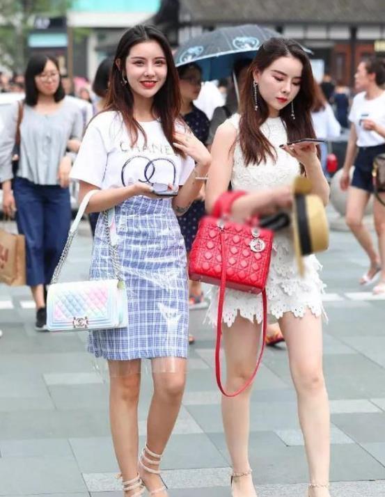 街拍:语笑嫣然的美女,白色上衣配蓝色牛仔裤,时尚唯美气质