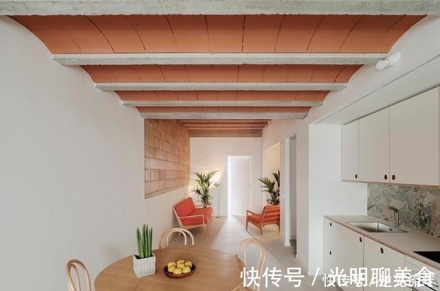 客厅|母女住4米宽的过道,将其改造成60㎡住宅,还带内部庭院,羡慕!