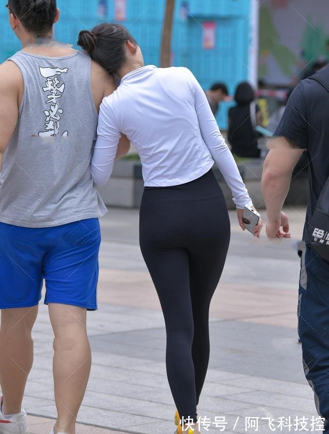 运动套装 黑白紧身运动套装，搭配亮黄色运动鞋，时髦亮眼！