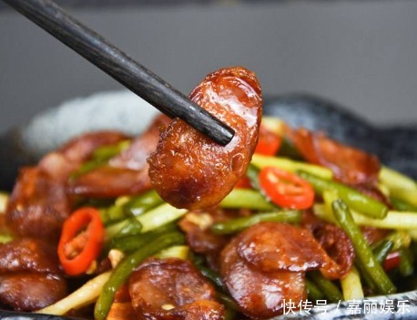 炒蒜苔时,需要事先焯水吗?记住1个妙招,蒜苔色泽翠绿口感脆嫩