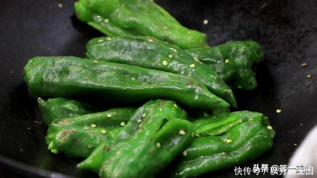 青椒新吃法,不用一滴油,香辣鲜美,比虎皮辣椒更有味