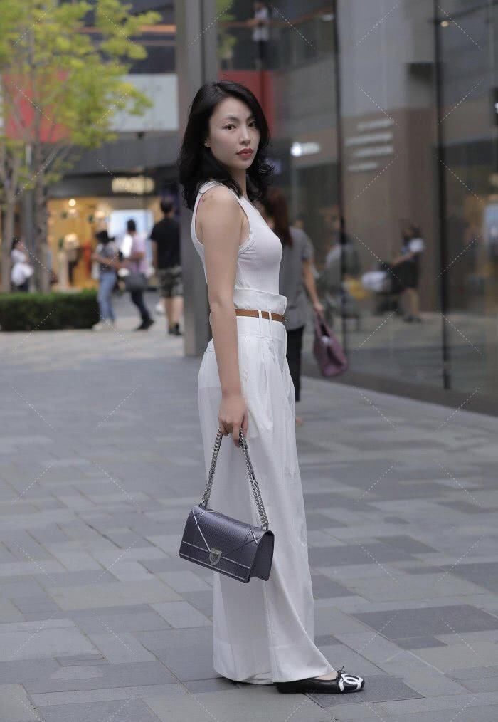 时尚达人的穿搭方式就是特殊,紧身衣搭配高腰裤子,时髦的气质