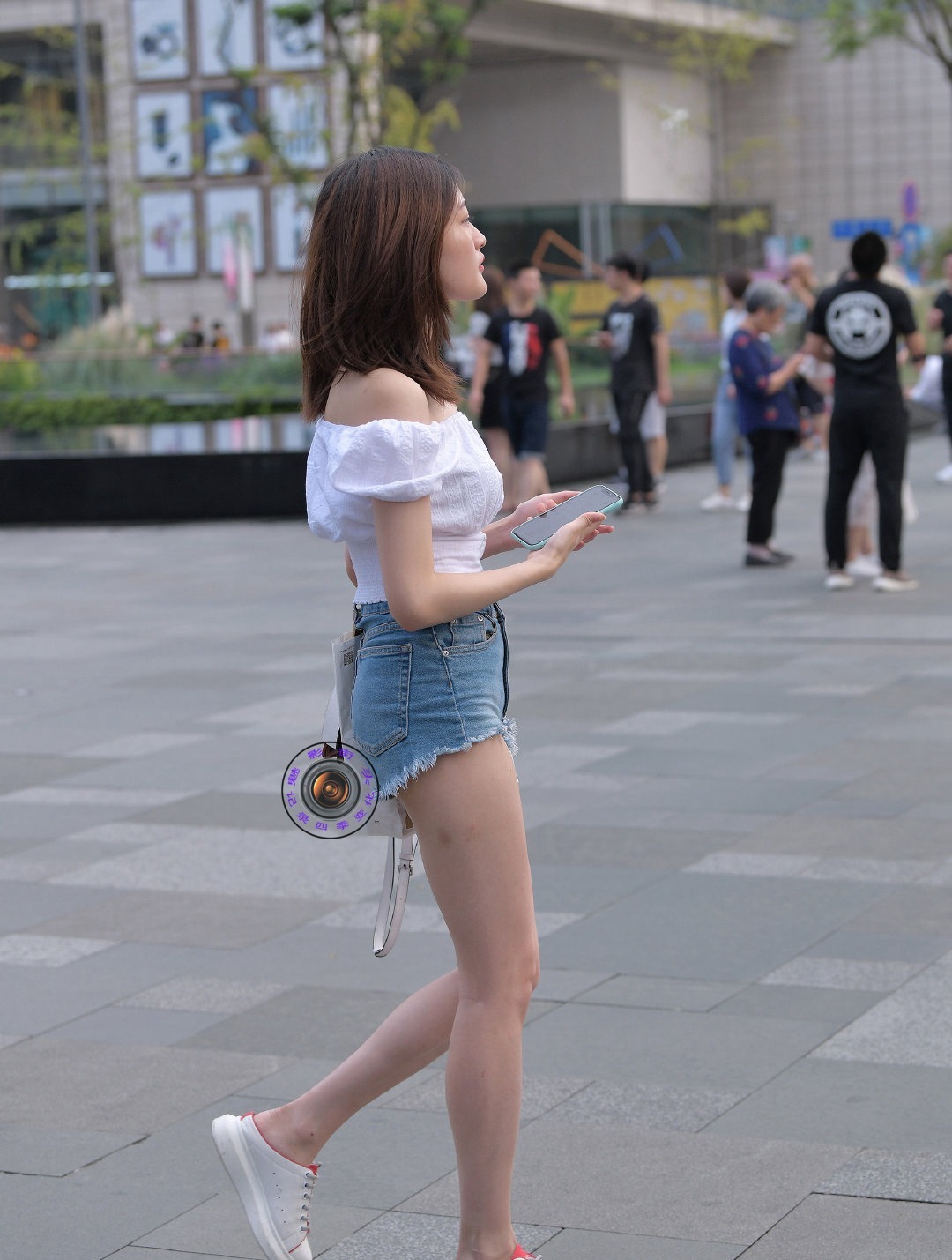 上衣 白色一字肩高腰上衣搭配蓝色牛仔短裤,完美展示小蛮腰和大长腿