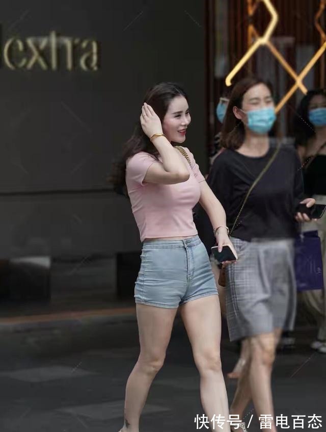 搭配 一条短裤搭配，清凉透气舒适，耐穿耐看又百搭！