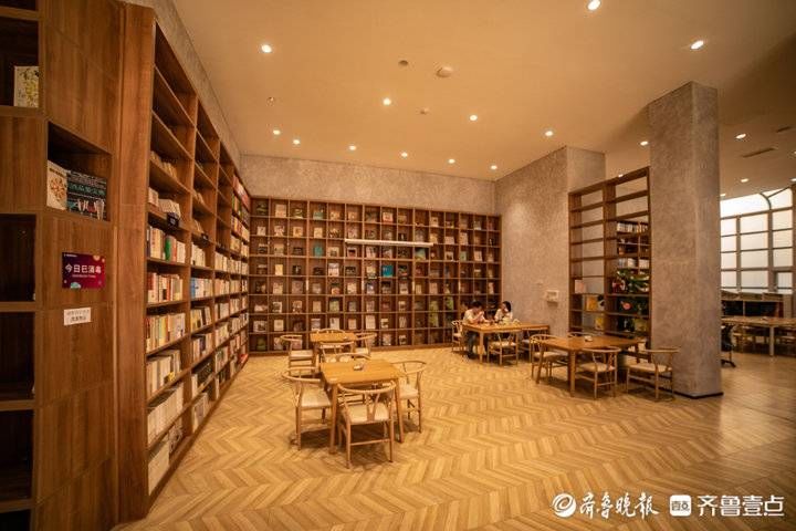 咖啡区|三万余册书可阅读，来“不是书店”感受热闹啤酒城里的一点“静”