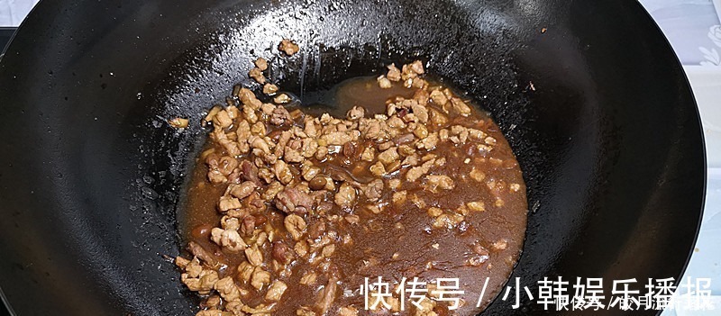 凉拌茄子|此菜是“降血压之王”,中老年人要常吃,一蒸一拌浇上料汁,真香!